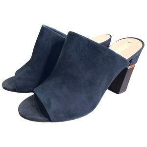 TAHARI MELISSA SUEDE MULES SIZE 8 GENTLY USED